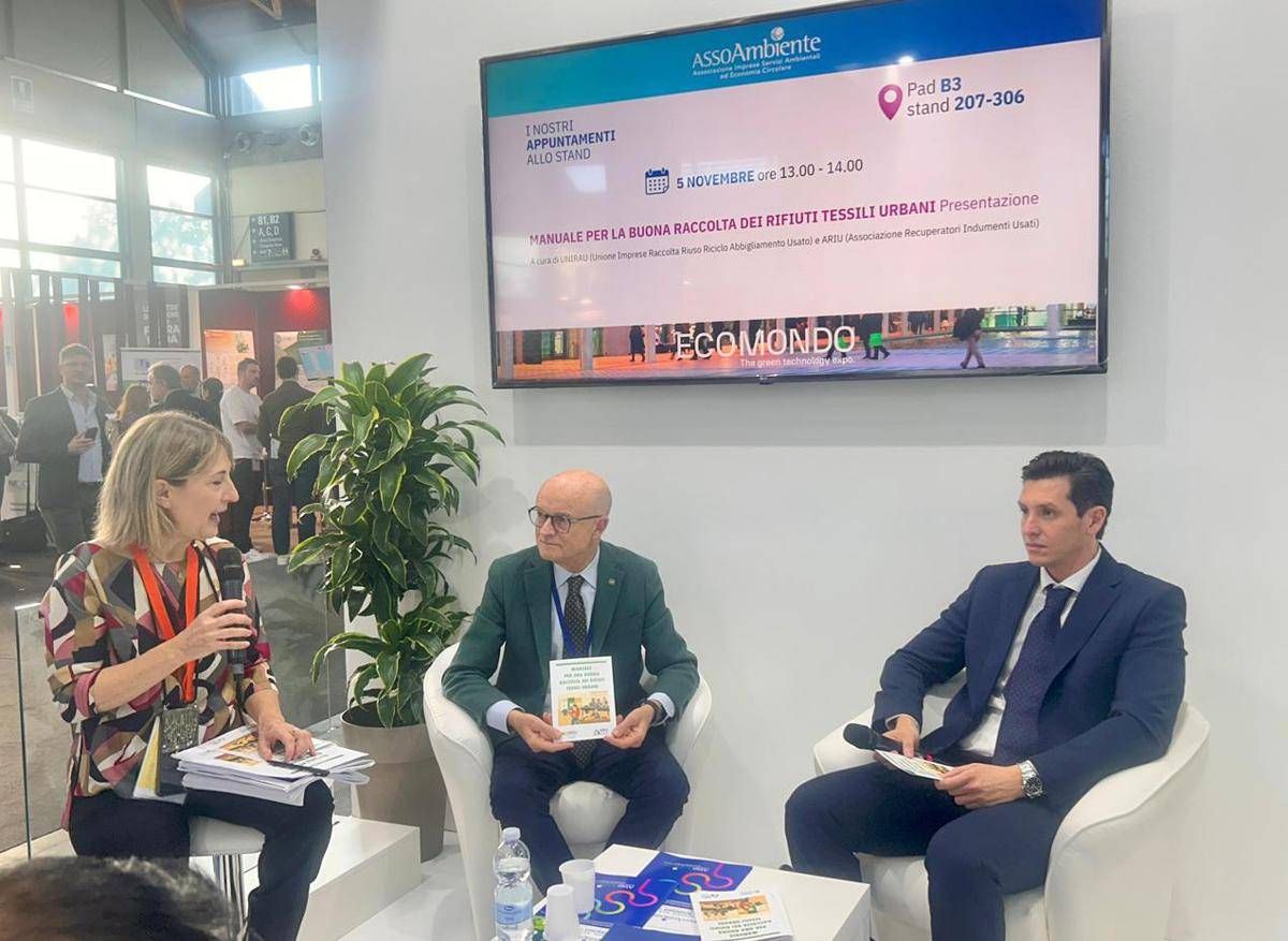 Rifiuti tessili presentato il manuale per la buona raccolta di Unirau e Ariu