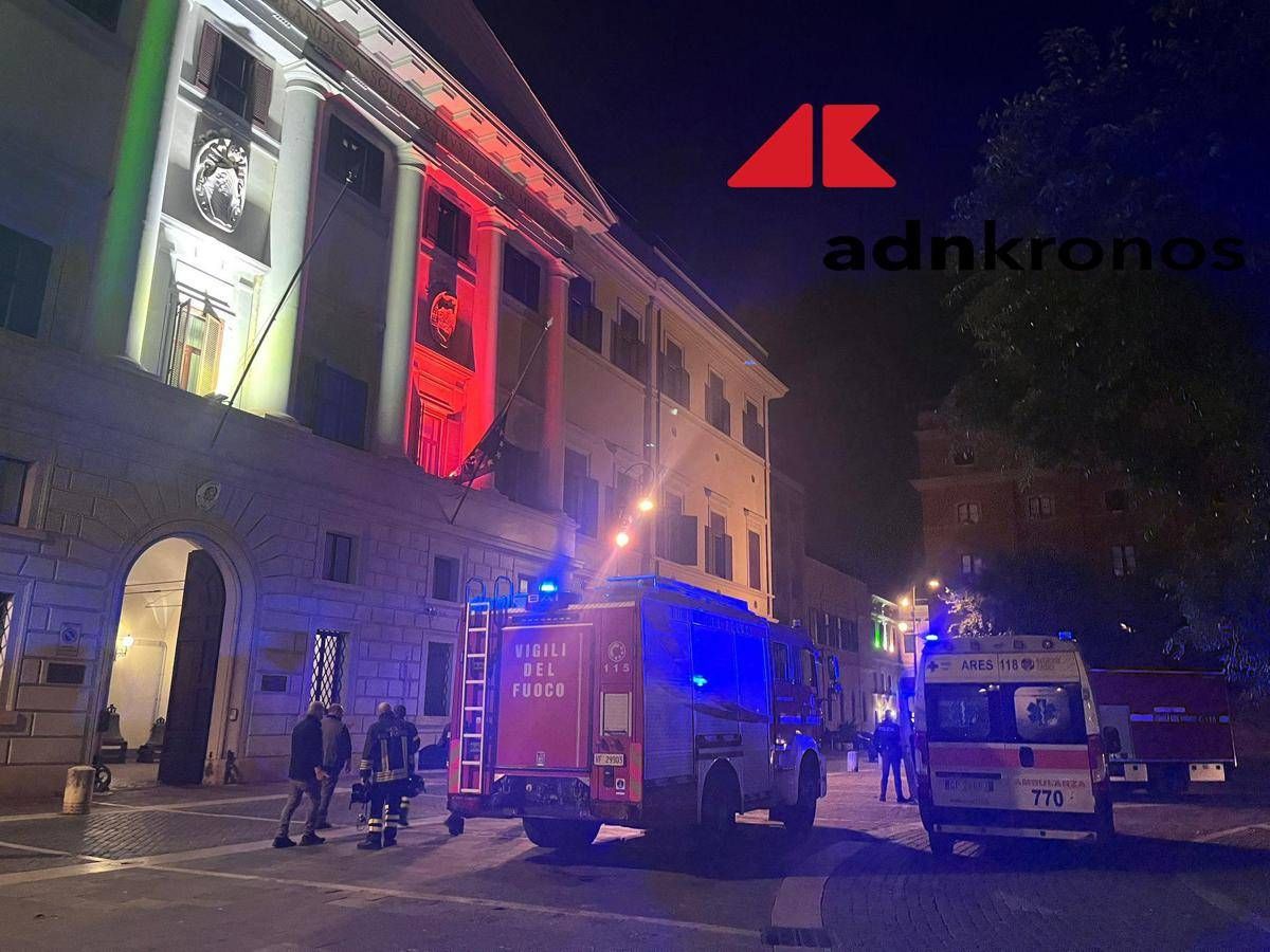 Roma forte odore di gas a piazza Mastai a Trastevere controlli dei vigili del fuoco