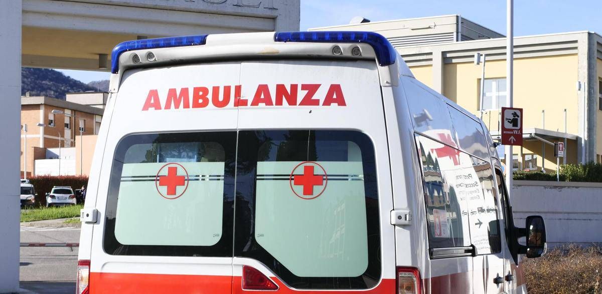 Scende dal camion e viene investito morto autotrasportatore 61enne nel Milanese