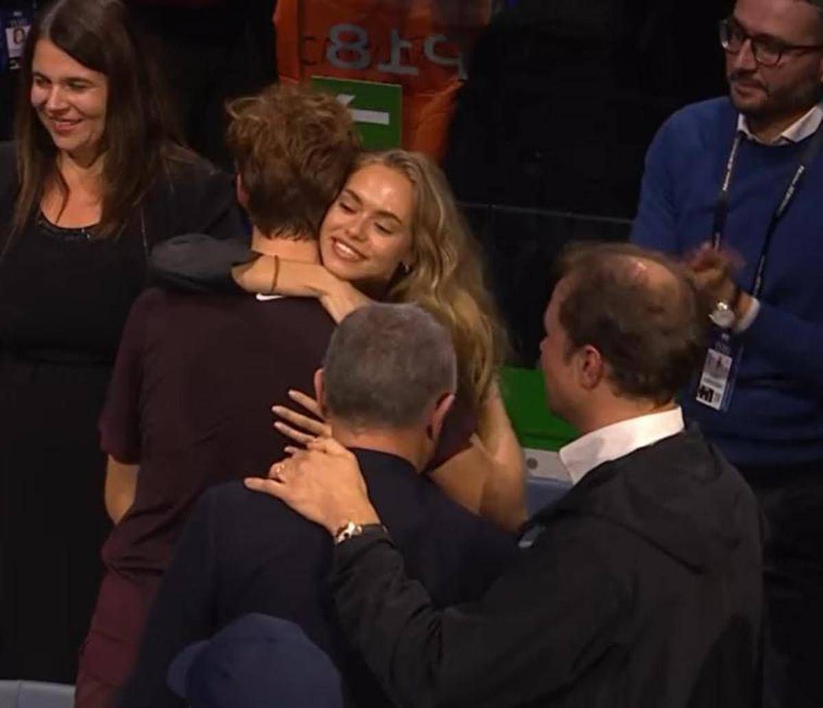 Sinner trionfa e Laila. lo abbraccia la festa di Jannik dopo la vittoria delle Atp Finals