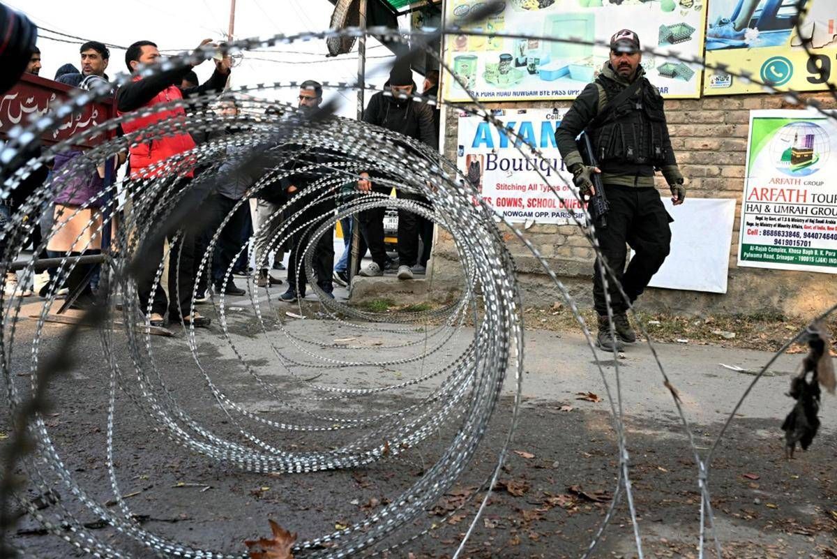 Stazione di polizia salta in aria esplosi ordigni dopo sequestro 9 morti in India