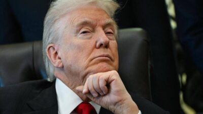 Trump dorme nello Studio Ovale Le foto sospette e la risposta della Casa Bianca
