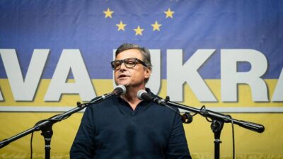 Ucraina ambasciata russa a Roma critica Calenda per il tatuaggio. E lui replica Verrete sconfitti come lUrss