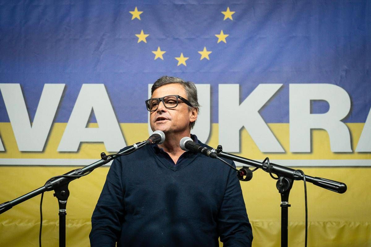 Ucraina ambasciata russa a Roma critica Calenda per il tatuaggio. E lui replica Verrete sconfitti come lUrss