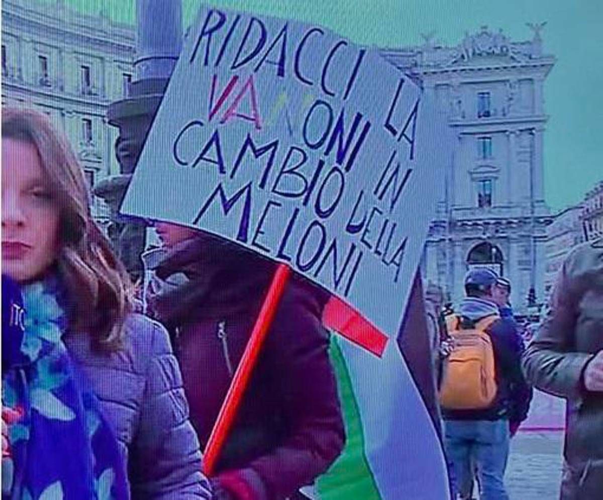 Violenza su donne Trancassini A corteo Roma cartello ridacci la Vanoni in cambio della Meloni