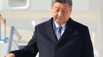 Xi inaugura Fujian catapulte elettromagnetiche nella portaerei simbolo del potere del Dragone